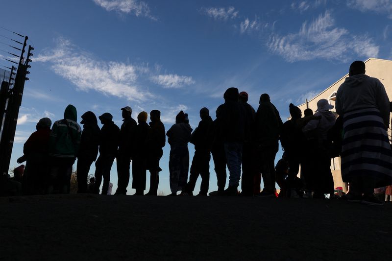 Milhares procuram uma saída enquanto a África do Sul se prepara para protestos anti-imigrantes