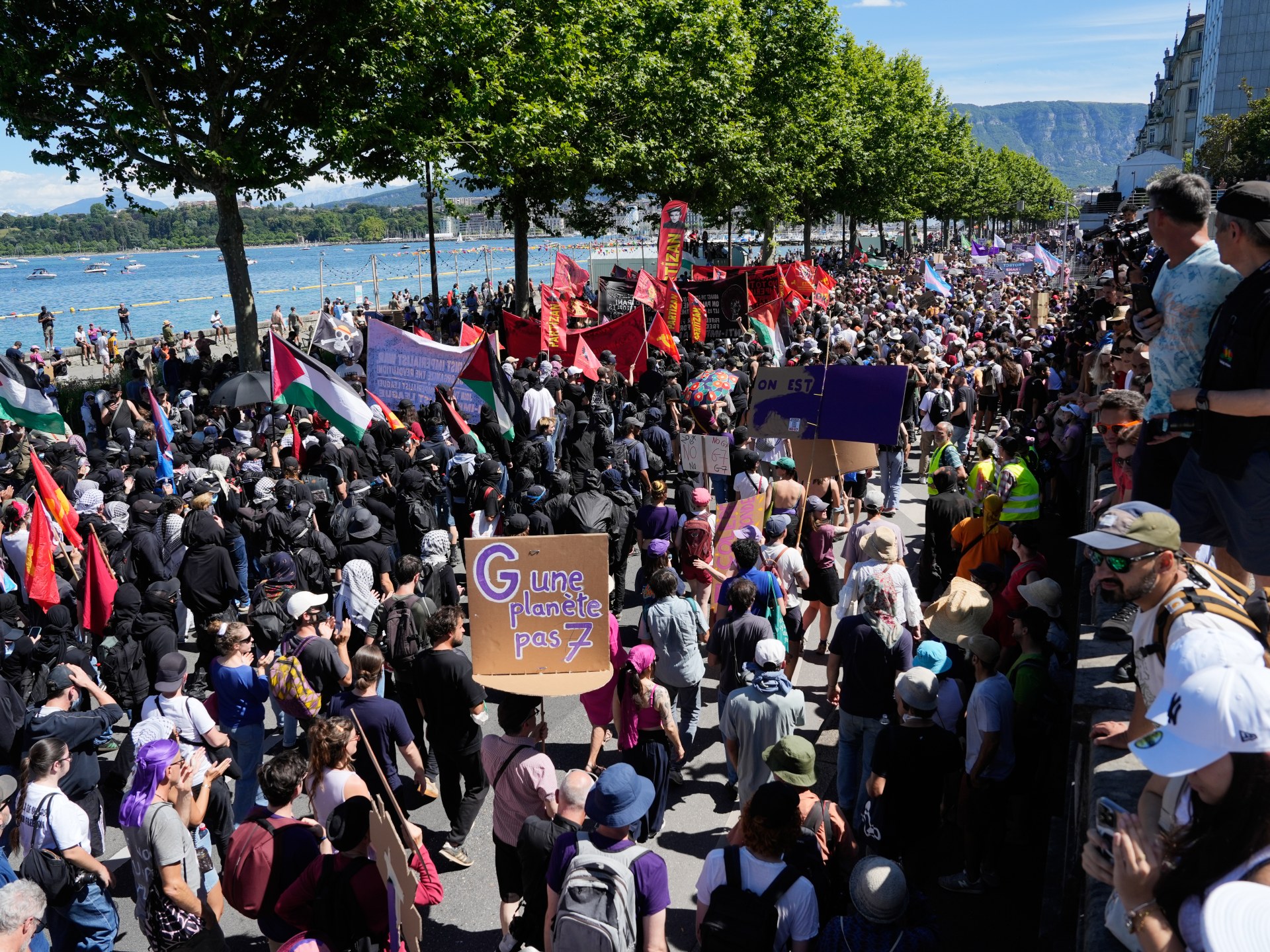 Milhares protestam enquanto Trump e outros líderes mundiais se reúnem para a cúpula do G7