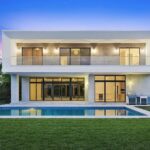 A vista do pátio do 16570 Sunset Way, um imóvel de luxo à venda em Miami