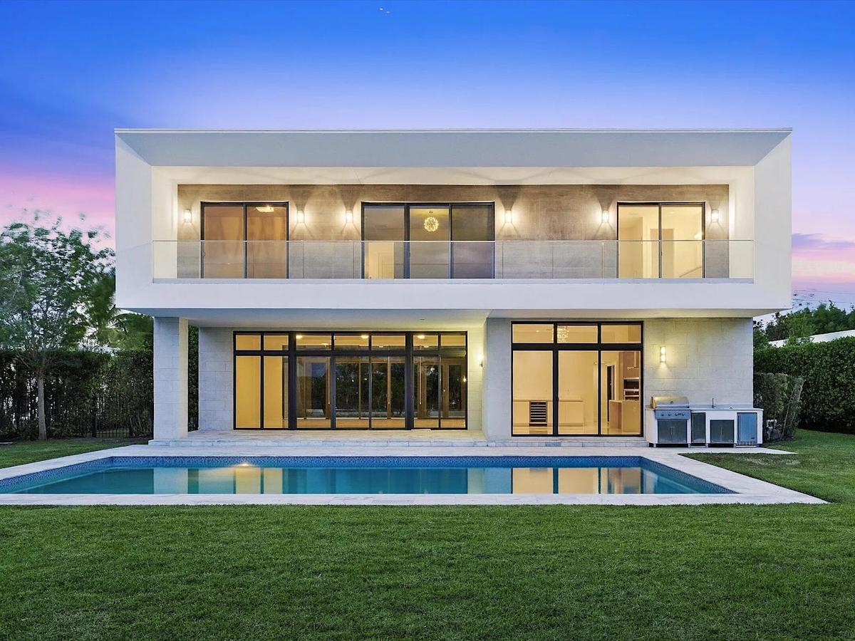 A vista do pátio do 16570 Sunset Way, um imóvel de luxo à venda em Miami