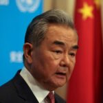 Ministro das Relações Exteriores da China pede reabertura rápida do Estreito de Ormuz para o comércio global, informa Xinhua