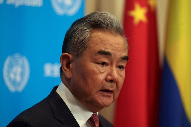 Ministro das Relações Exteriores da China pede reabertura rápida do Estreito de Ormuz para o comércio global, informa Xinhua