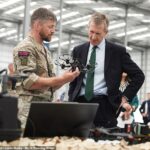 O novo secretário de Defesa, Dan Jarvis, visitou uma fábrica de drones em seu primeiro dia de trabalho, mas evitou falar com a mídia