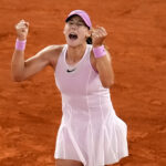 A russa Mirra Andreeva reage após vencer a semifinal de tênis contra a ucraniana Marta Kostyuk no Aberto da França em Paris, quinta-feira, 4 de junho de 2026.