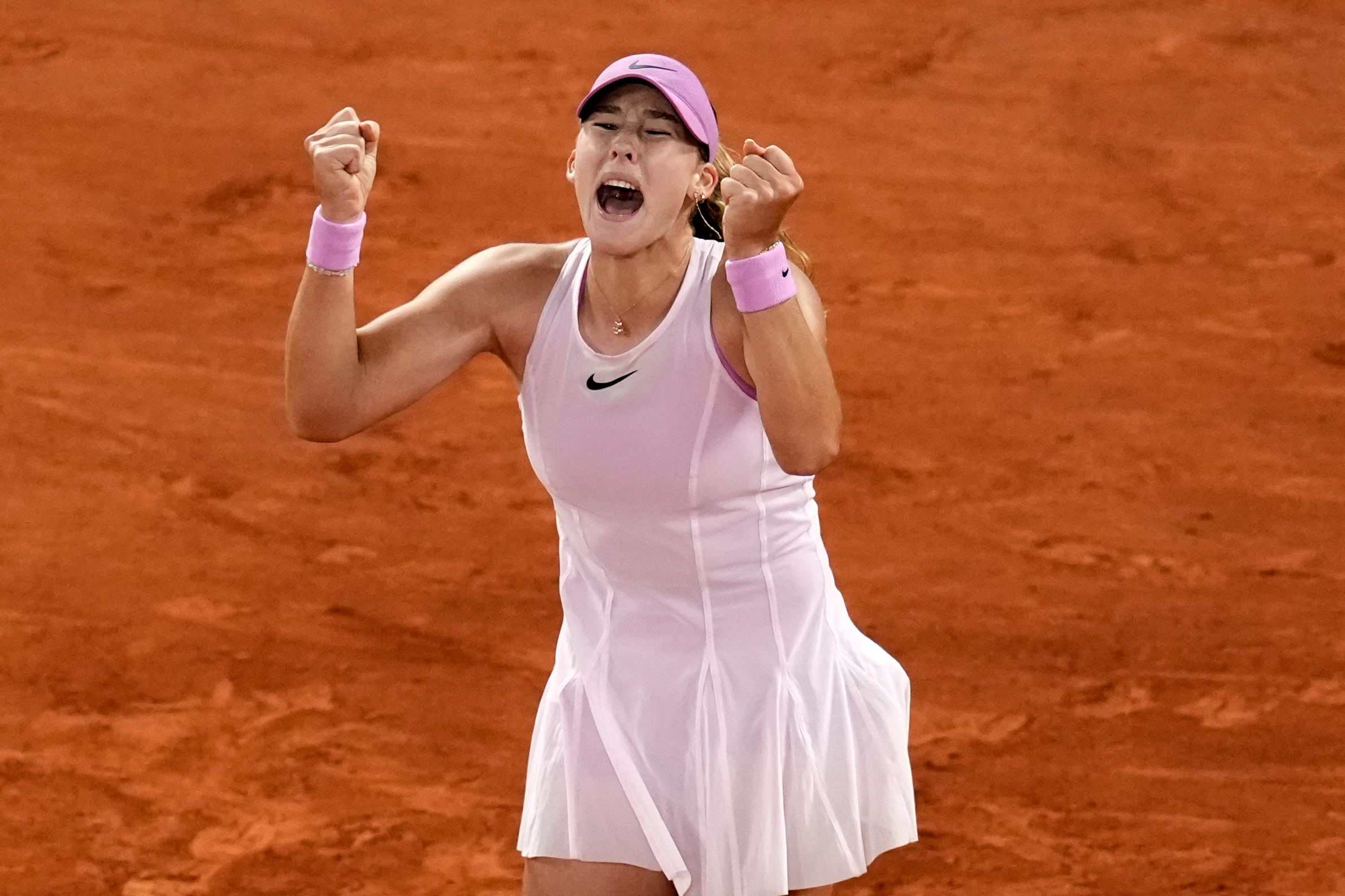 A russa Mirra Andreeva reage após vencer a semifinal de tênis contra a ucraniana Marta Kostyuk no Aberto da França em Paris, quinta-feira, 4 de junho de 2026.