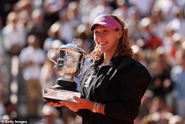 Mirra Andreeva, de 19 anos, conquistou seu primeiro título de Grand Slam, tornando-se a mais jovem campeã feminina do Aberto da França em 34 anos.