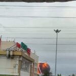 As imagens capturam o momento em que um drone ucraniano explodiu um depósito de petróleo russo no céu, enviando uma enorme bola de fogo no ar enquanto destroços choviam ao seu redor.