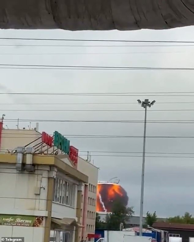 As imagens capturam o momento em que um drone ucraniano explodiu um depósito de petróleo russo no céu, enviando uma enorme bola de fogo no ar enquanto destroços choviam ao seu redor.