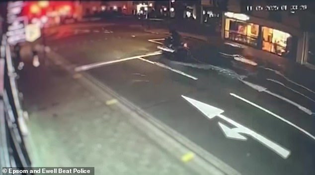 Um motorista bêbado foi preso depois de atropelar um motociclista (visto) que esperava no sinal vermelho