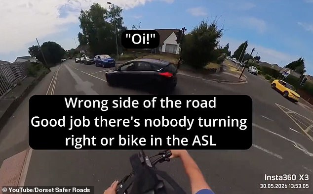 O polêmico vereador do ciclismo Adrian Chapmanlaw se envolveu em mais uma briga no trânsito com um motorista - mas desta vez ele pode ter encontrado seu par. Na foto: Imagens do incidente da câmera do capacete do Sr. Chapmanlaw