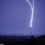 Este é o momento eletrizante em que a Torre Eiffel é atingida por um raio enquanto tempestades varrem Paris após uma grande onda de calor