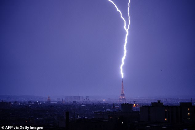 Este é o momento eletrizante em que a Torre Eiffel é atingida por um raio enquanto tempestades varrem Paris após uma grande onda de calor