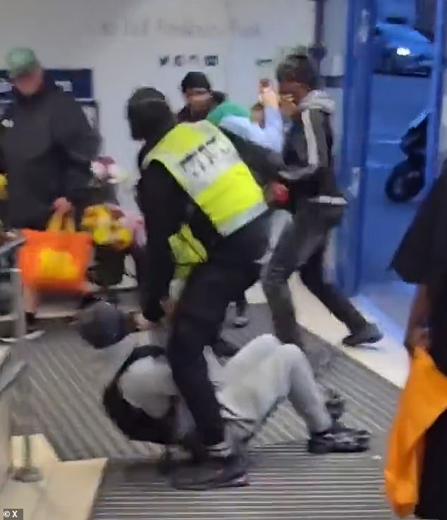 Uma briga começou dentro de um Lidl em Finsbury Park depois que um grupo de homens supostamente saiu de uma loja