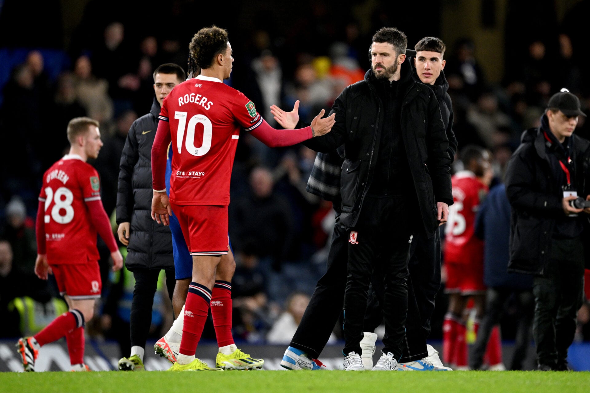 Morgan Rogers explica a 'grande' ajuda que recebeu de Michael Carrick enquanto o Man Utd explorava o acordo