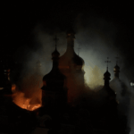 Mosteiro histórico de Kyiv incendiado em ataque aéreo russo mortal
