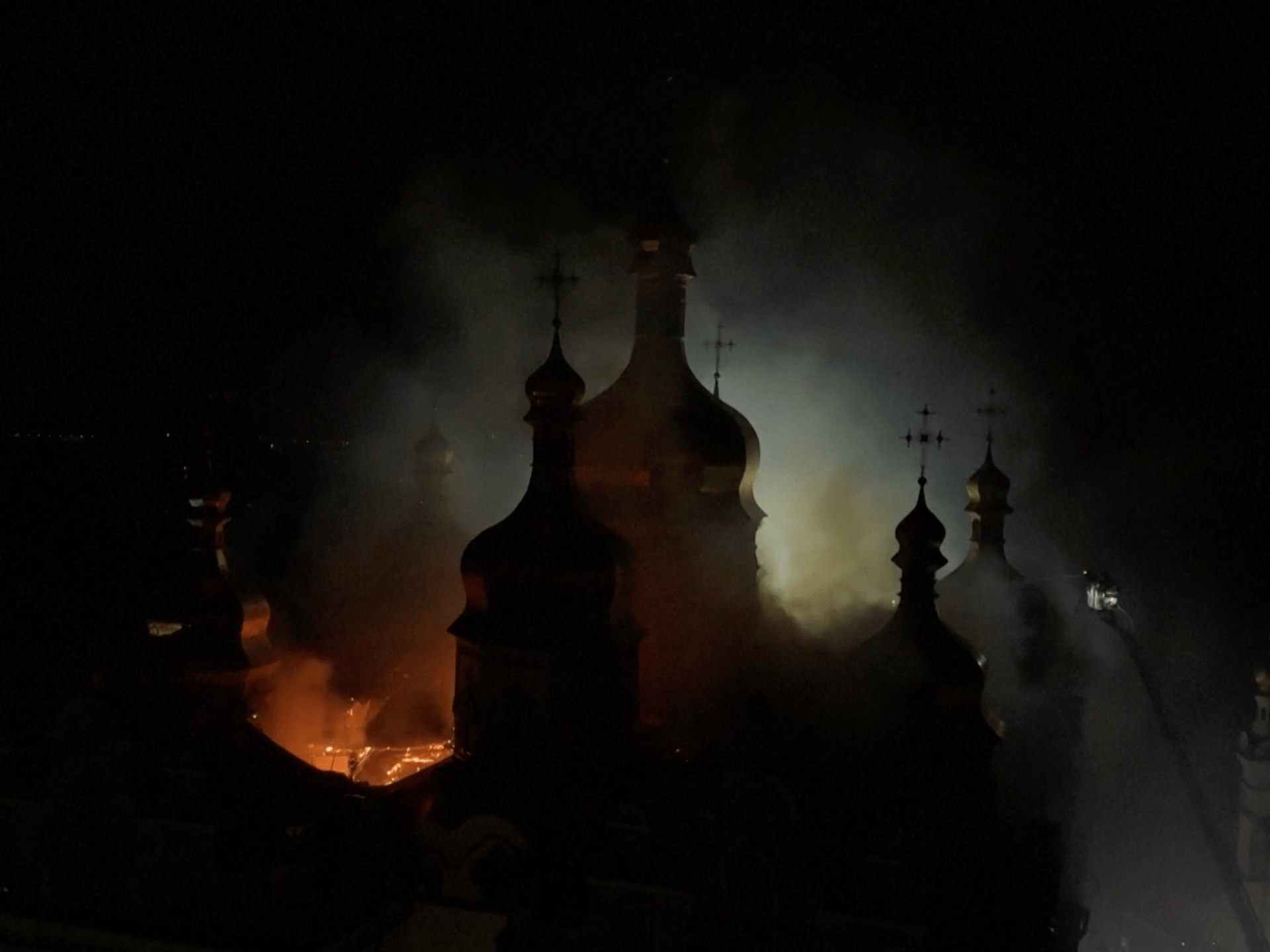 Mosteiro histórico de Kyiv incendiado em ataque aéreo russo mortal