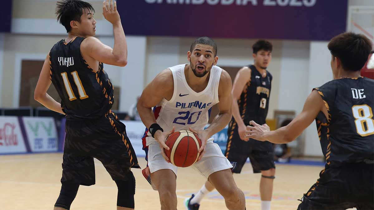 Mike Phillips (à direita), aqui em ação durante os Jogos SEA do Camboja de 2023, será vital na rotação do grande homem de Gilas. —FOTO DO ARQUIVO DO INQUIRENTE