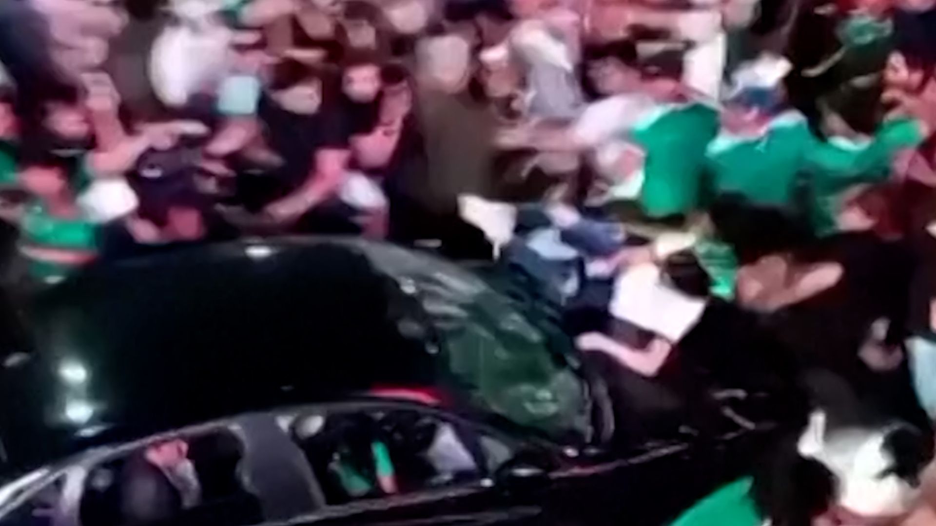 Motorista atravessa multidão no México na Copa do Mundo