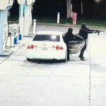 Departamento de Polícia de Hammond - FOTO: O Departamento de Polícia de Hammond está procurando homens armados que atiraram e mataram uma mulher inocente de 50 anos em um posto de gasolina Chevron em Hammond, Louisiana, 4 de junho de 2026.