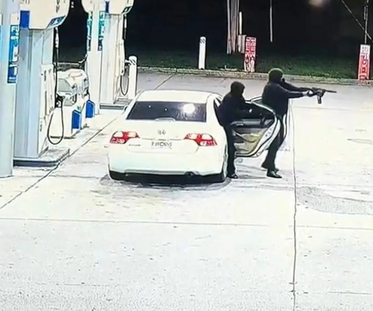 Departamento de Polícia de Hammond - FOTO: O Departamento de Polícia de Hammond está procurando homens armados que atiraram e mataram uma mulher inocente de 50 anos em um posto de gasolina Chevron em Hammond, Louisiana, 4 de junho de 2026.