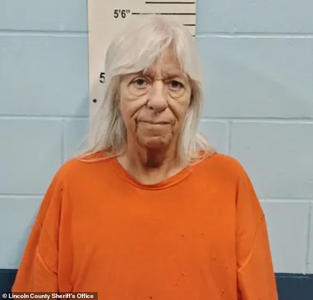 Brenda Deutsch, 70, pode pegar até sete anos de prisão depois de aceitar um acordo judicial na segunda-feira, no qual admitiu ter tentado trocar sua filha adotiva por um macaco.