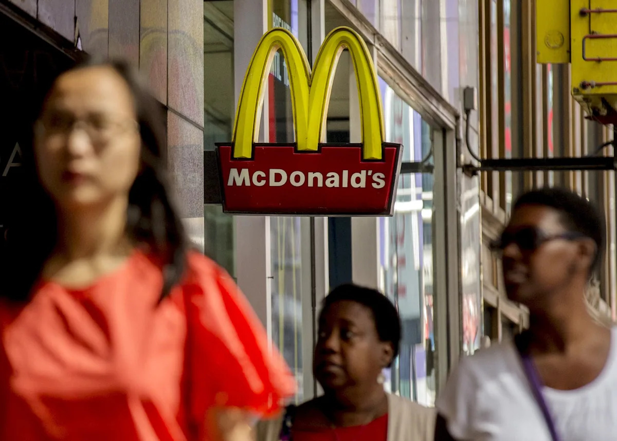 A placa do McDonald's na Times Square é vista enquanto as pessoas passam em Nova York, em 23 de julho de 2015.