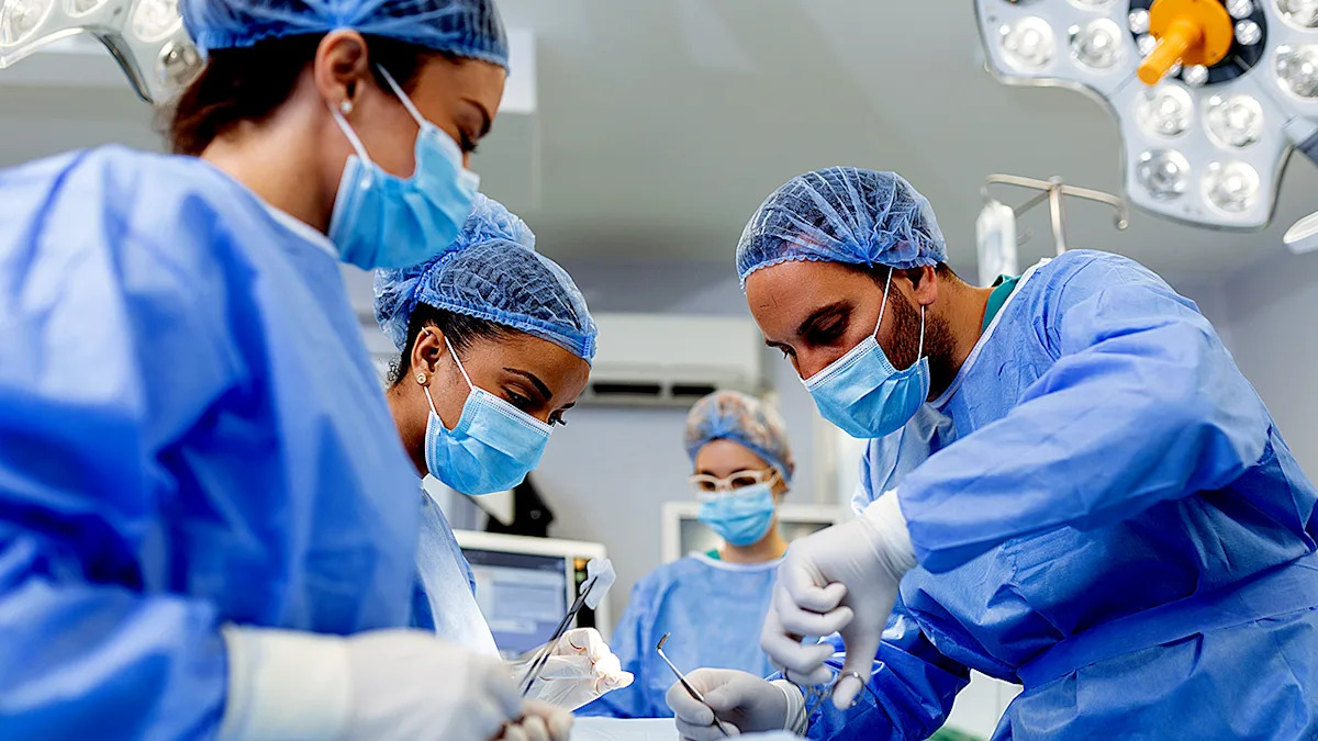Grupo de cirurgiões plásticos realizando cirurgia em uma sala de cirurgia com equipamento médico