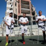 Ali Tafesh, cuja perna foi amputada durante a guerra em Gaza depois de se machucar enquanto jogava uma partida de futebol local com seu time, treina durante uma sessão de treinos (Abdelhakim Abu Riash/Al Jazeera)