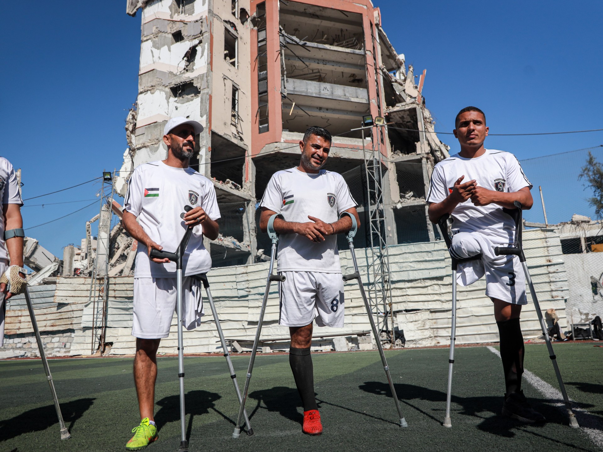 Ali Tafesh, cuja perna foi amputada durante a guerra em Gaza depois de se machucar enquanto jogava uma partida de futebol local com seu time, treina durante uma sessão de treinos (Abdelhakim Abu Riash/Al Jazeera)