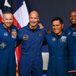 (L/R) O comandante astronauta da NASA Randy Bresnik, o piloto astronauta da ESA (Agência Espacial Europeia) Luca Parmitano, o especialista em missões de astronautas da NASA Frank Rubio e o especialista em missões de astronautas da NASA Andre Douglas falam durante uma conferência de imprensa anunciando a tripulação da missão Artemis III no Johnson Space Center da NASA em Houston, Texas, em 9 de junho de 2026.