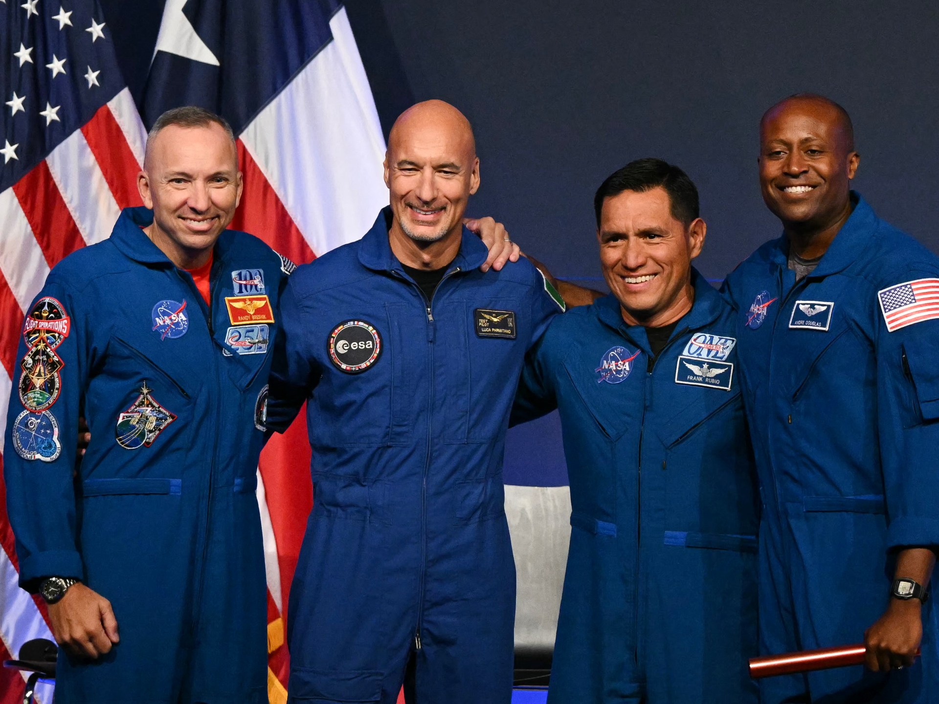 (L/R) O comandante astronauta da NASA Randy Bresnik, o piloto astronauta da ESA (Agência Espacial Europeia) Luca Parmitano, o especialista em missões de astronautas da NASA Frank Rubio e o especialista em missões de astronautas da NASA Andre Douglas falam durante uma conferência de imprensa anunciando a tripulação da missão Artemis III no Johnson Space Center da NASA em Houston, Texas, em 9 de junho de 2026.