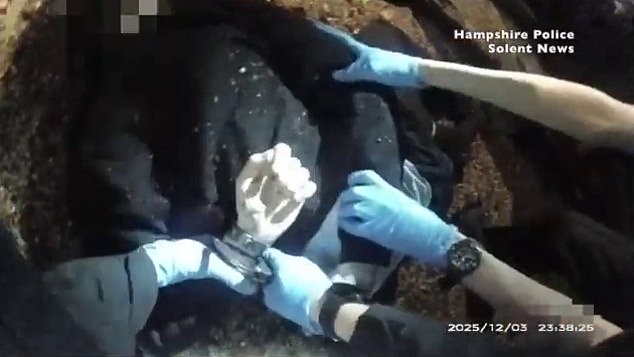 Imagens da câmera do corpo da polícia mostram a vítima inocente Henry Nowak, 18, sendo algemada por policiais depois de ser esfaqueada repetidamente por um homem sikh obcecado por facas