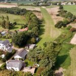 Uma casa de campo com pista de pouso própria e hangar de aeronaves chegou ao mercado por £ 850.000, oferecendo aos entusiastas da aviação a rara chance de viver e voar de casa