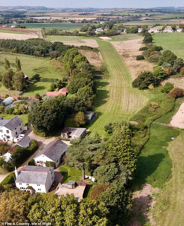 Uma casa de campo com pista de pouso própria e hangar de aeronaves chegou ao mercado por £ 850.000, oferecendo aos entusiastas da aviação a rara chance de viver e voar de casa
