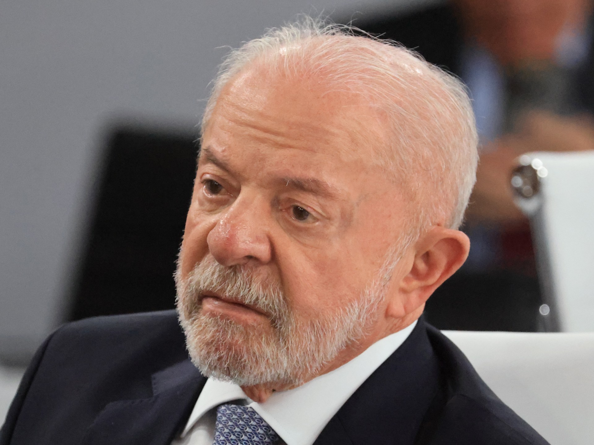 O presidente dos EUA, Donald Trump, chega enquanto o primeiro-ministro da Índia, Narendra Modi (L), e o presidente do Brasil, Luiz Inácio Lula da Silva (R), participam de uma reunião de trabalho matinal para “reavivar o crescimento econômico sustentável, inclusivo e sustentável para o benefício de todos” na presença dos países do G7, países parceiros, do Fundo Monetário Internacional e da OCDE, como parte da cúpula do G7, em Evian, leste da França, em 17 de junho de 2026.