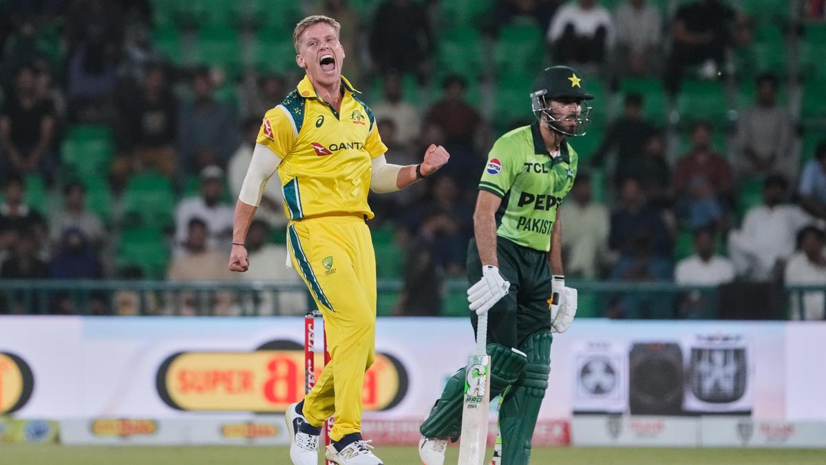 Nathan Ellis brilha quando a Austrália vence o Paquistão por 41 corridas para empatar a série ODI