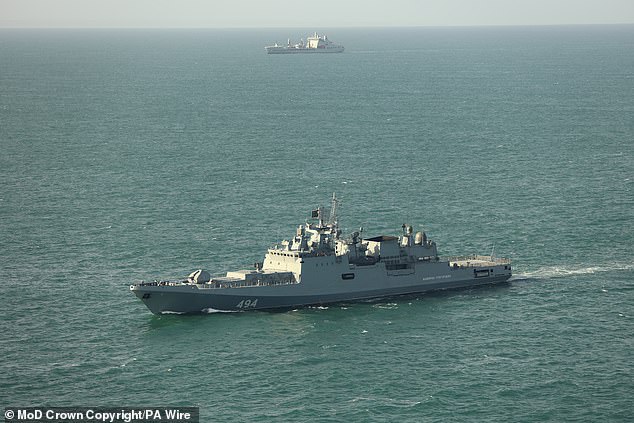 Na foto: Almirante Grigorovich da Alemanha Ocidental (primeiro plano) monitorado pela RFA Tideforce