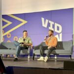 palestrantes da vidcon posam no palco para uma sessão de fotos