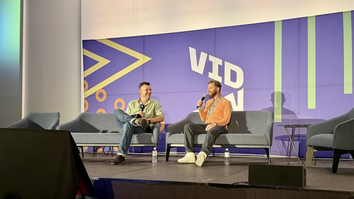 palestrantes da vidcon posam no palco para uma sessão de fotos