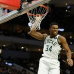 Jogador da NBA enterra a bola.
