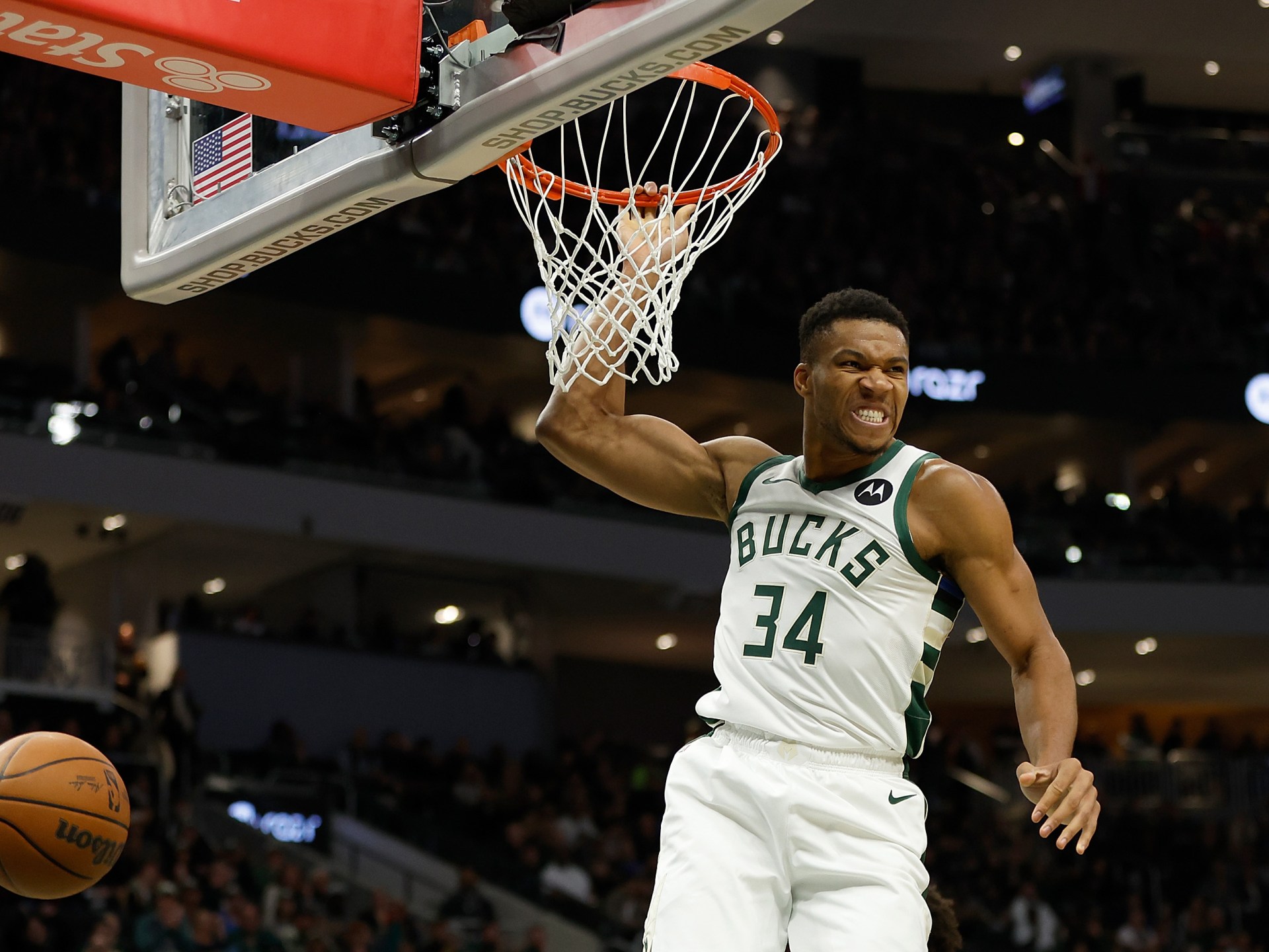 Jogador da NBA enterra a bola.
