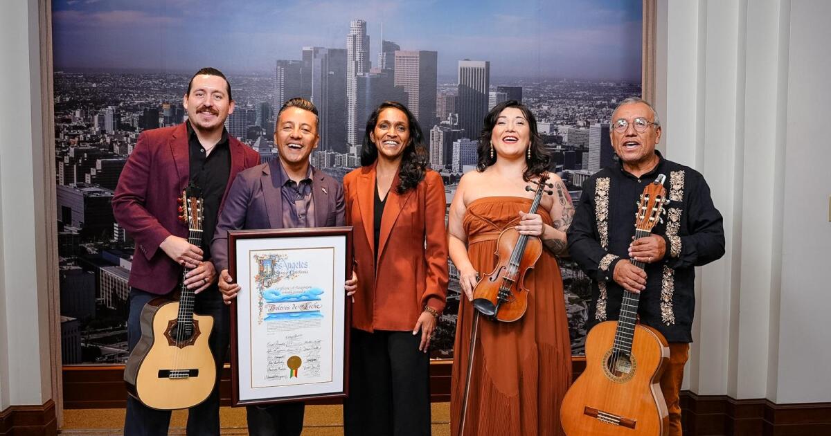 No 10º aniversário, o legado dos Boleros de Noche é comemorado pela Prefeitura de LA
