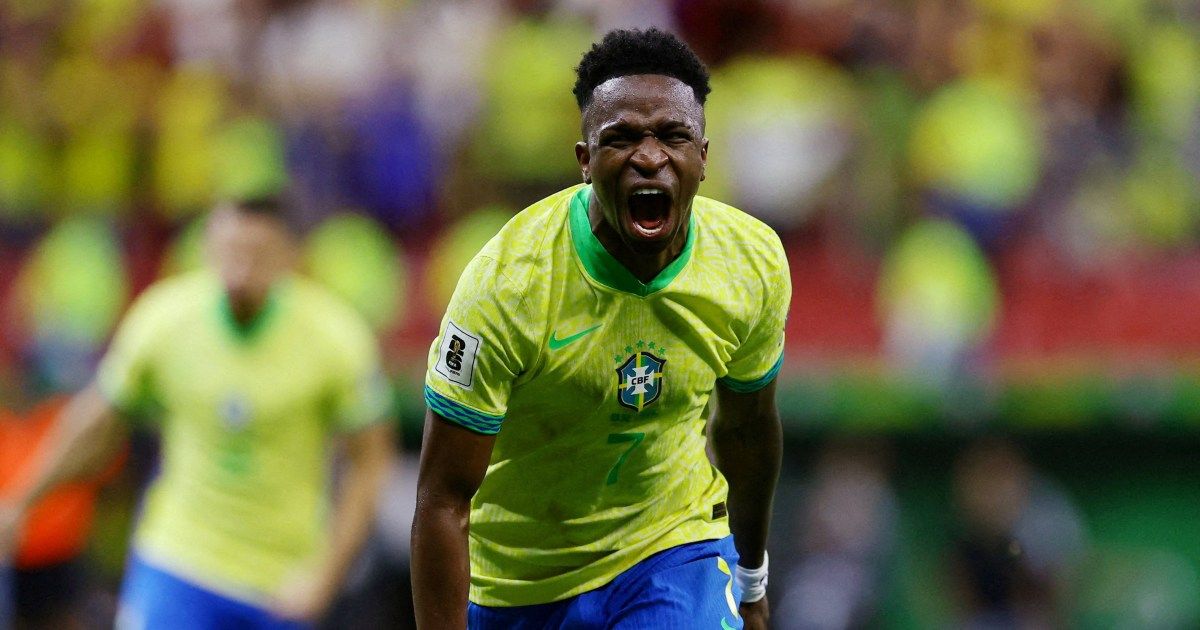 FOTO DO ARQUIVO: Futebol Futebol - Copa do Mundo FIFA Qatar 2022 - Quartas de final - Croácia x Brasil - Education City Stadium, Doha, Qatar - 9 de dezembro de 2022 Neymar do Brasil comemora seu primeiro gol com Marquinhos REUTERS/Dylan Martinez/Foto de arquivo