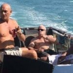 Paul Parker - de óculos escuros - com Pieter Hoovers. Os meios de comunicação holandeses informaram que Parker era suspeito do assassinato do Sr. Hoovers e de sua esposa tailandesa, Tae Kawepanya.