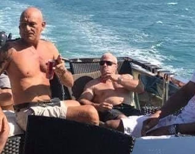 Paul Parker - de óculos escuros - com Pieter Hoovers. Os meios de comunicação holandeses informaram que Parker era suspeito do assassinato do Sr. Hoovers e de sua esposa tailandesa, Tae Kawepanya.