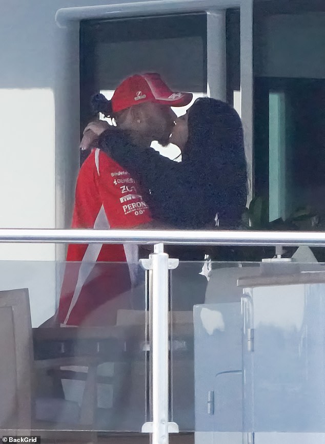 Kim Kardashian beija Lewis Hamilton em seu iate de luxo após participar do GP de Mônaco