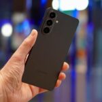 O modelo prateado Samsung Galaxy S26 Ultra na mão de um homem.