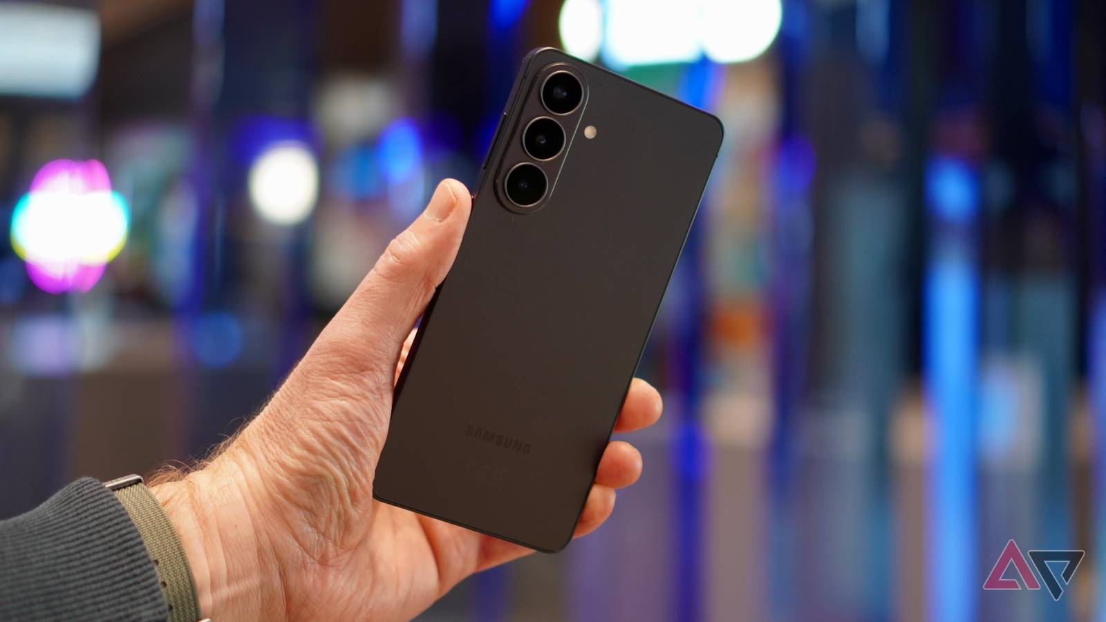 O modelo prateado Samsung Galaxy S26 Ultra na mão de um homem.