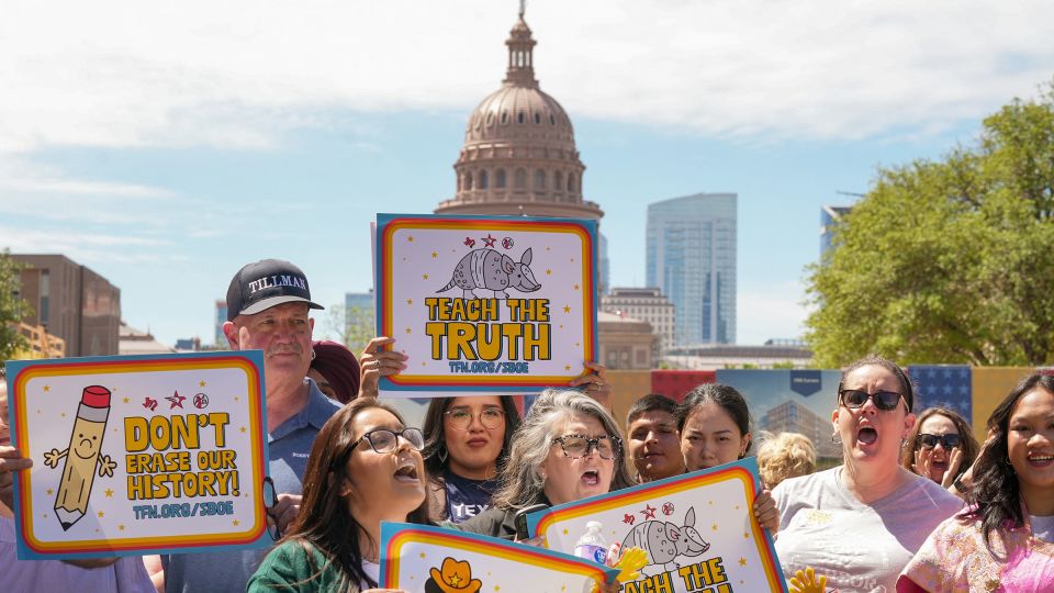 Uma cópia dos Dez Mandamentos é exibida em uma sala de aula na Escola Primária de Bagdá em Leander, Texas, em 19 de novembro de 2025. - Jay Janner/The Austin American-Statesman/Getty Images/File