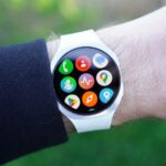 Uma pessoa usando o Samsung Galaxy Watch 8 Classic